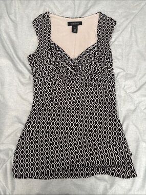 White House Black Market Black & White Geometric Sleeveless V-Neck Tank